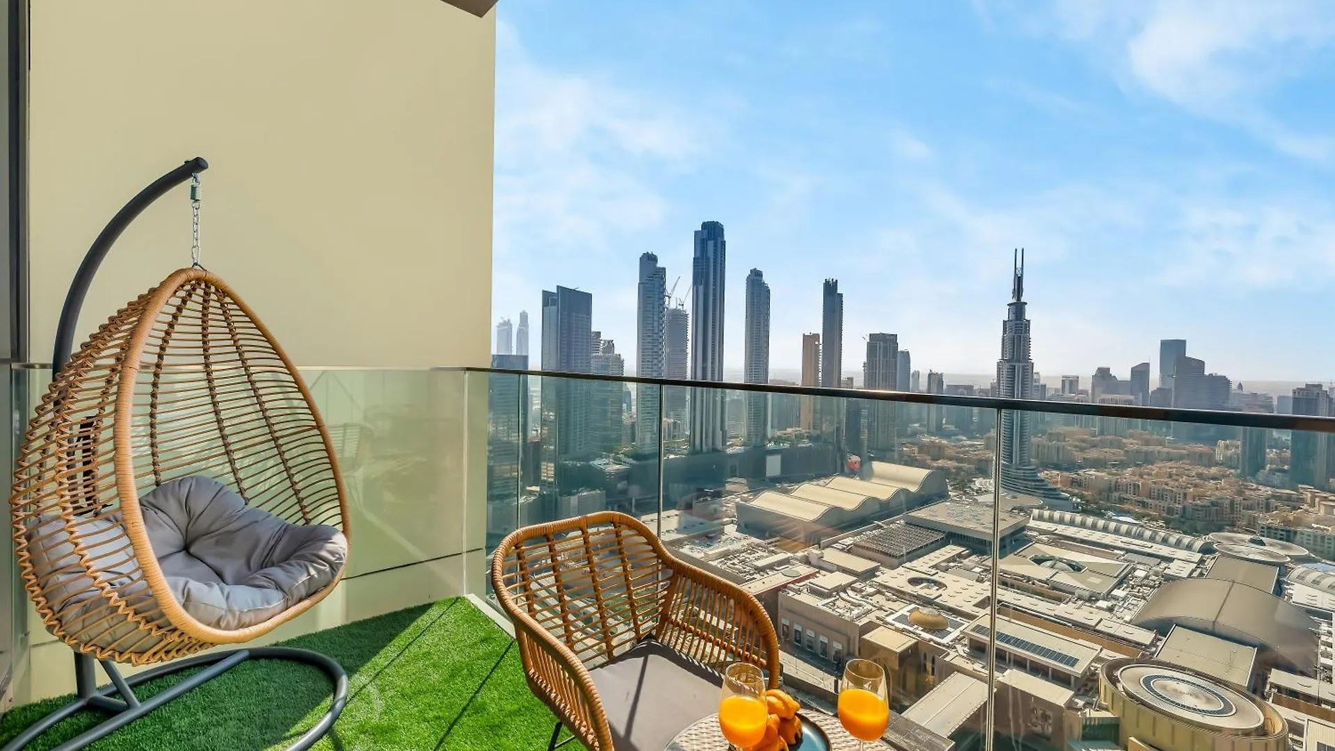 New! High Floor Burj Khalifa Views Located Over Dubai Mall