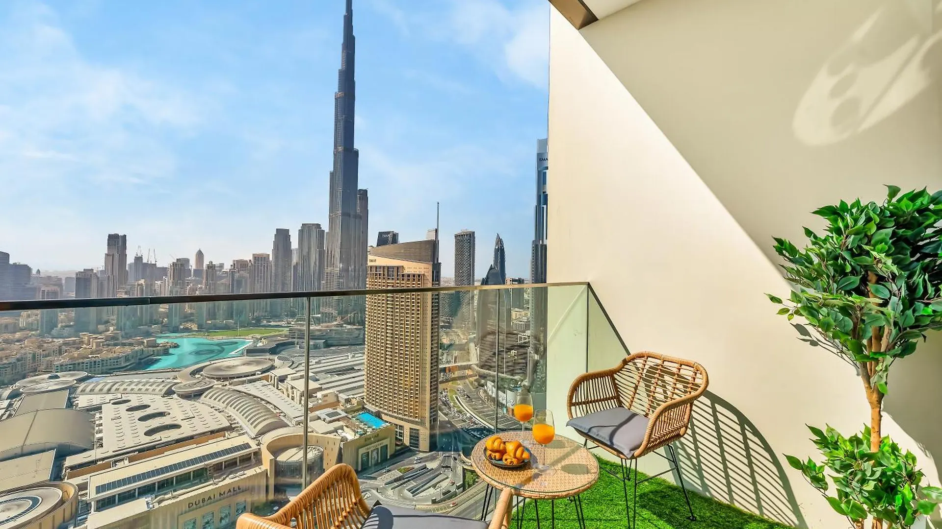New! High Floor Burj Khalifa Views Located Over Dubai Mall